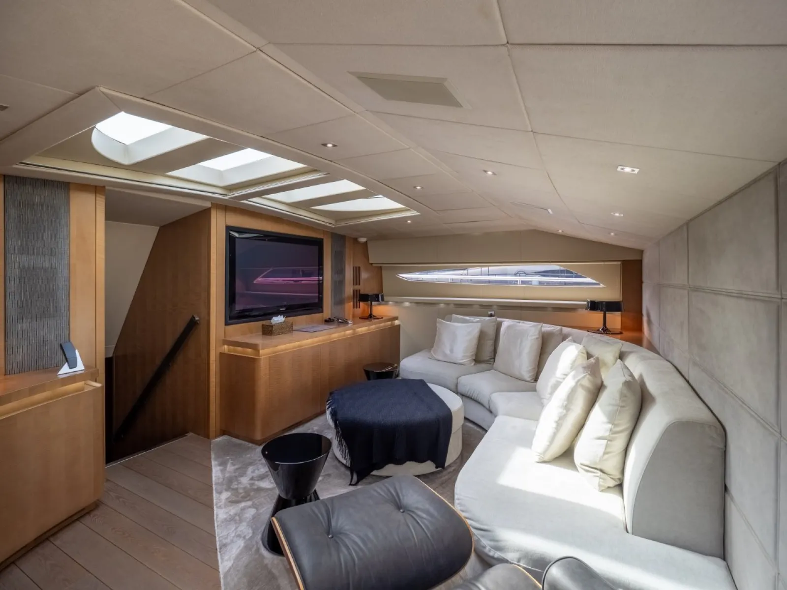 Pershing 115