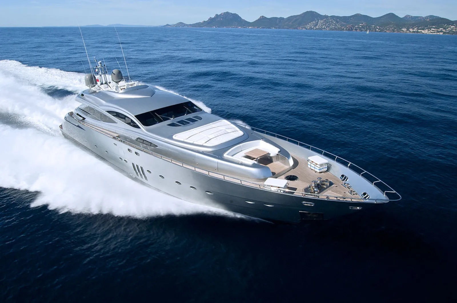 Pershing 115